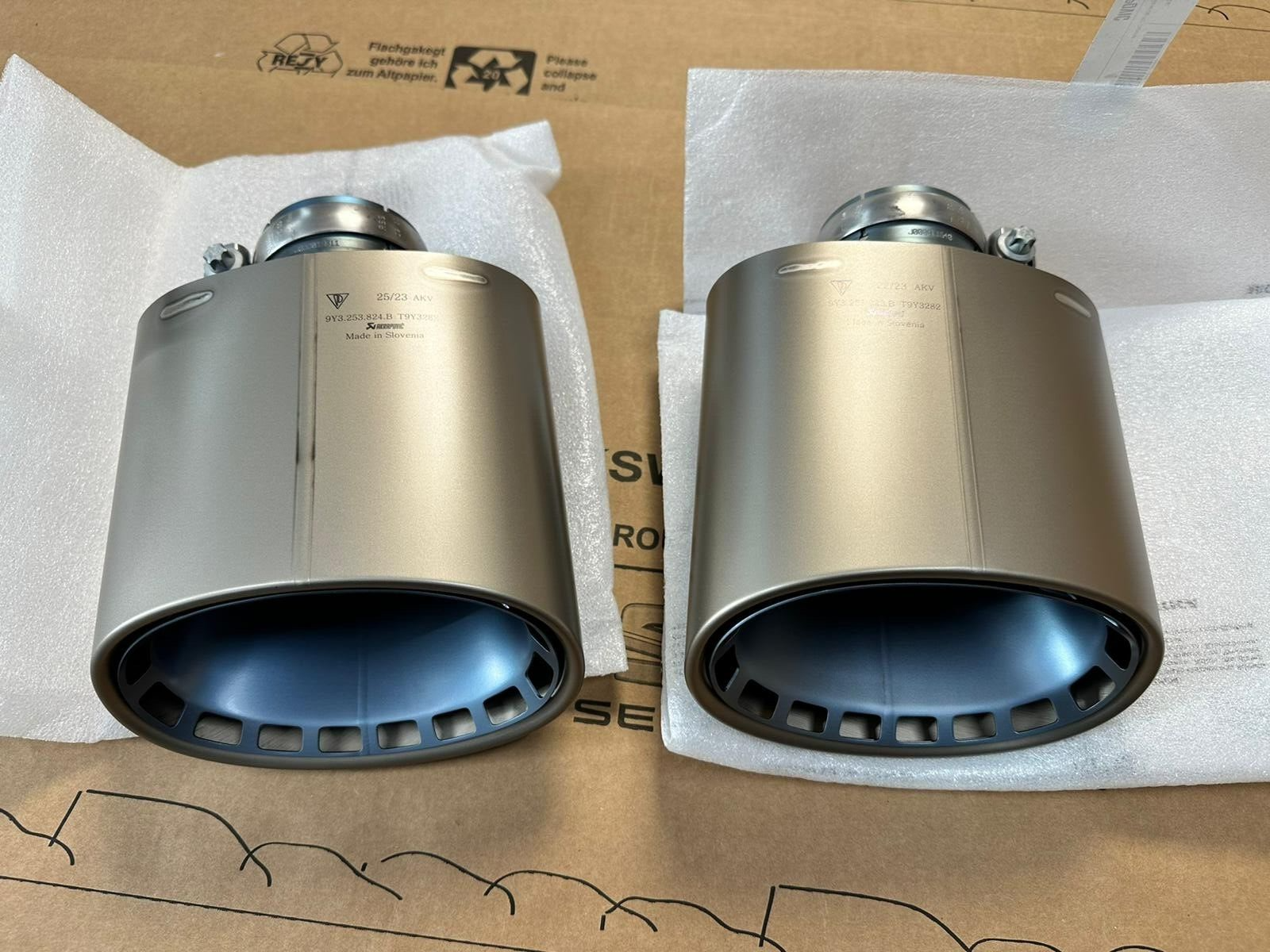 PORSCHE CAYENNE AUSPUFF ENDROHR TITAN AKRAPOVIC 9Y3253823B 9Y3253824B ORIG NEU!! - Obrázek 3