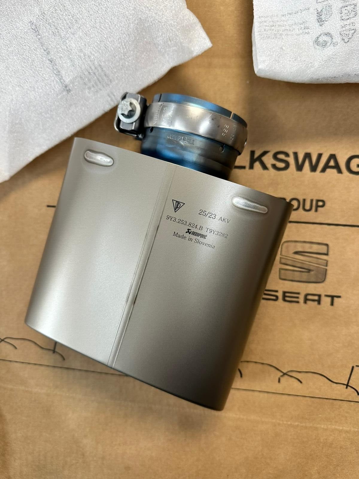 PORSCHE CAYENNE AUSPUFF ENDROHR TITAN AKRAPOVIC 9Y3253823B 9Y3253824B ORIG NEU!! - Obrázek 9