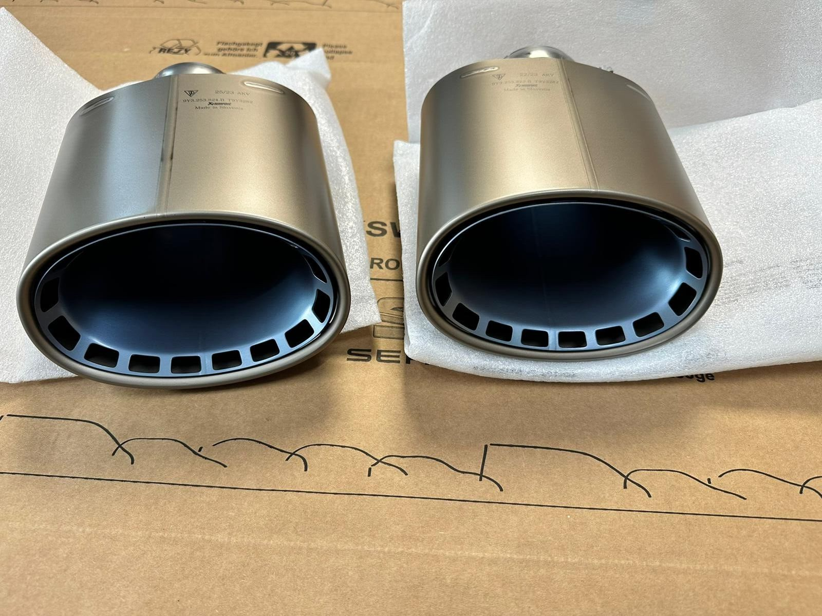 PORSCHE CAYENNE AUSPUFF ENDROHR TITAN AKRAPOVIC 9Y3253823B 9Y3253824B ORIG NEU!!