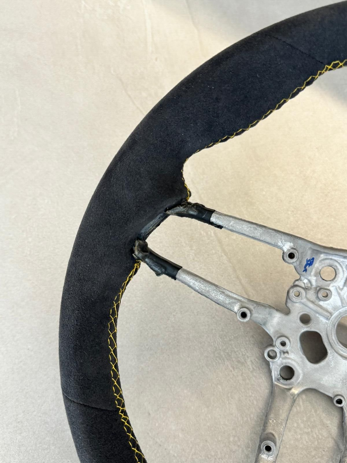 PORSCHE GTS/TURBO LEERES RAHMEN LENKRAD SCHWARZ (GELB) ALCANTARA LEDER ORIG.NEU. - Obrázek 5