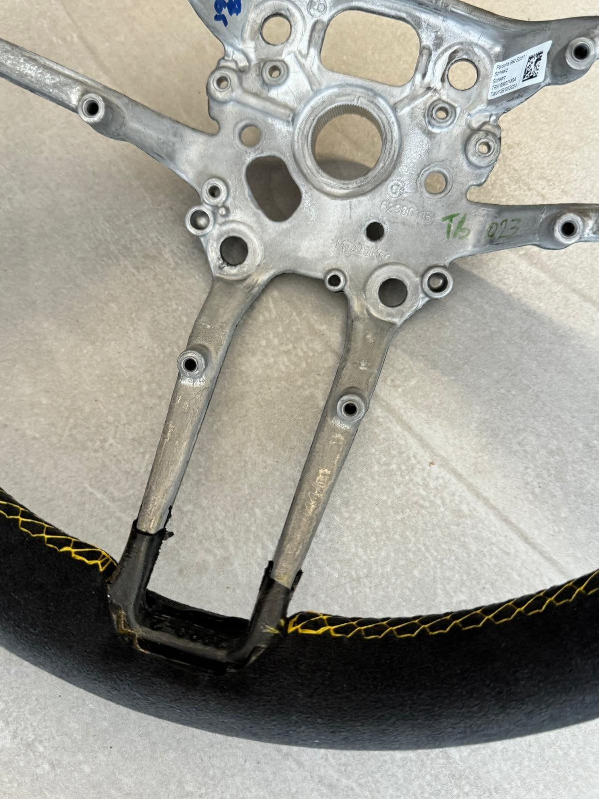 PORSCHE GTS/TURBO LEERES RAHMEN LENKRAD SCHWARZ (GELB) ALCANTARA LEDER ORIG.NEU. - Obrázek 6