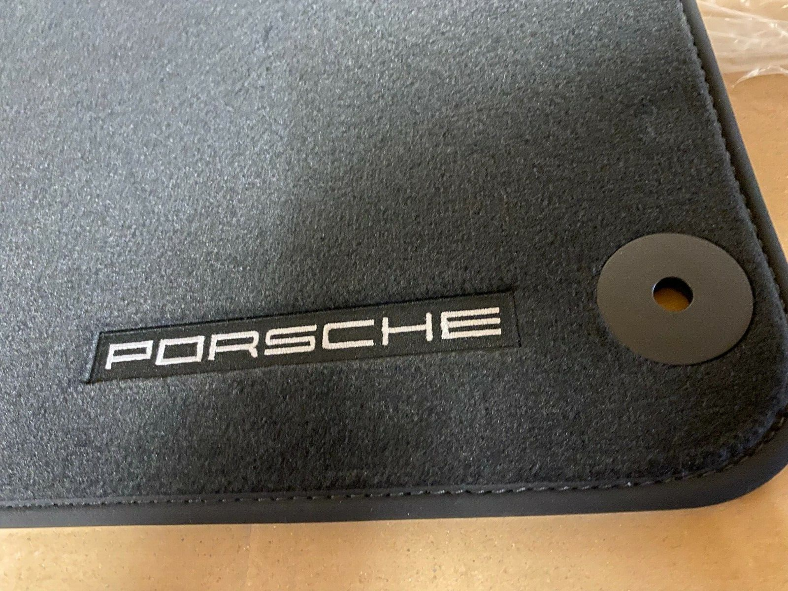 PORSCHE MACAN FUSSMATTEN 4 TEILE SCHWARZ 95B864435D ORIGINAL PORSCHE TEIL NEU - Obrázek 3