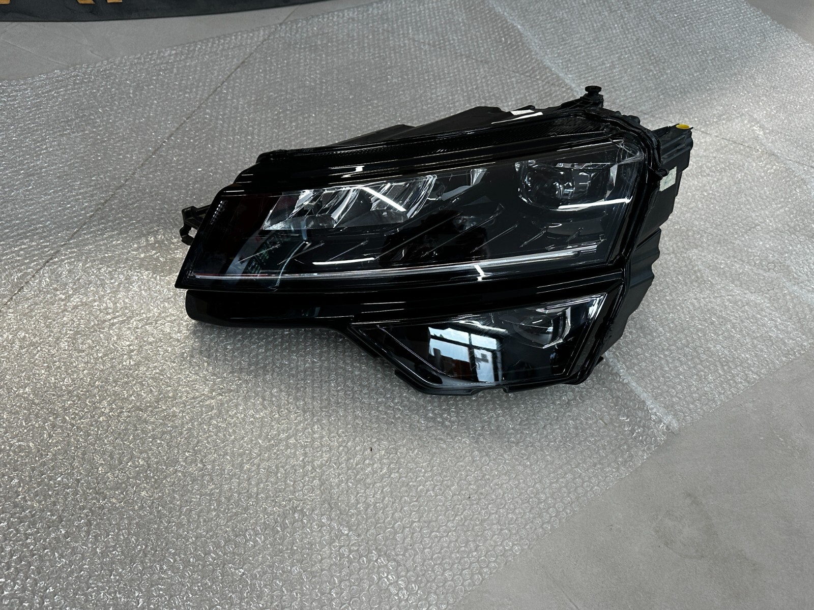 SKODA KAROQ LED FRONTSCHEINWERFER VORNE LINKS 57B941015D BESCHÄDIGT ORIG.SKODA - Obrázek 18