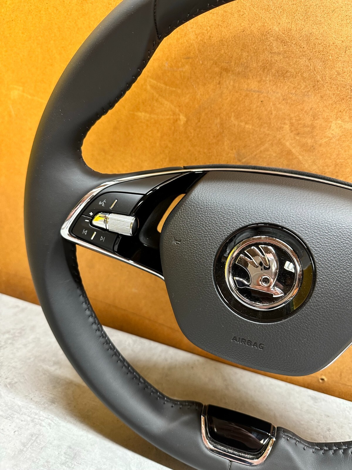 SKODA OCTAVIA IV MULTIFUNKTIONAL LEDERLENKRAD BEHEIZT 5E0419093A ORIGINAL - Obrázek 7