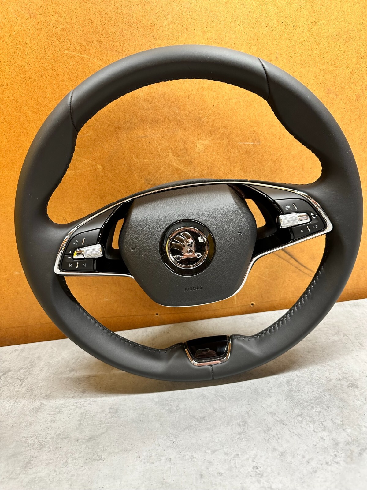 SKODA OCTAVIA IV MULTIFUNKTIONAL LEDERLENKRAD BEHEIZT 5E0419093A ORIGINAL