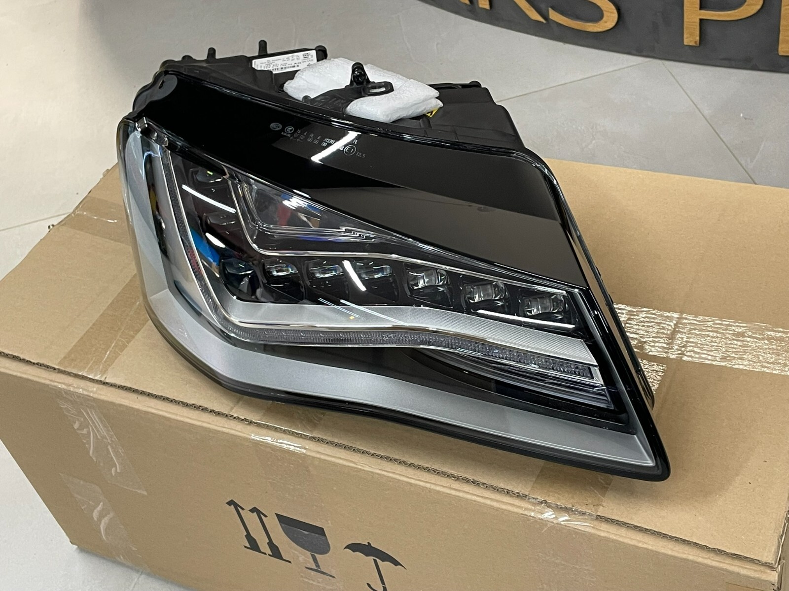 AUDI A8 4H D4 VOLL LED FRONTSCHEINWERFER R. 4H0941030AG = 4H0941030BK NEU ORIG!