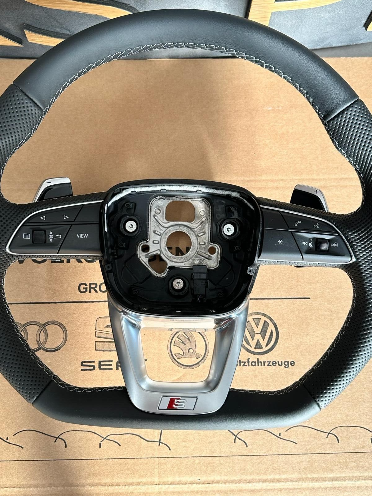 AUDI SQ8 SQ7 SPORT LENKRAD LEDER ABGEFLACHT MIT GROSSEN S SCHALTWIPPEN ORIG.NEU! - Obrázek 3