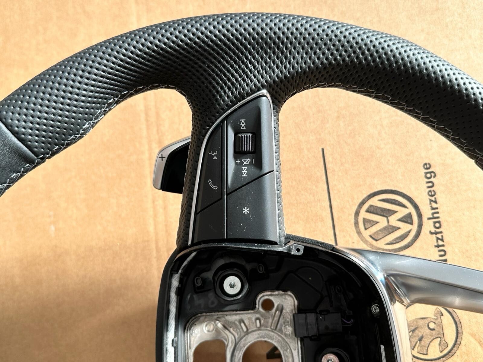 AUDI SQ8 SQ7 SPORT LENKRAD LEDER ABGEFLACHT MIT GROSSEN S SCHALTWIPPEN ORIG.NEU! - Obrázek 4