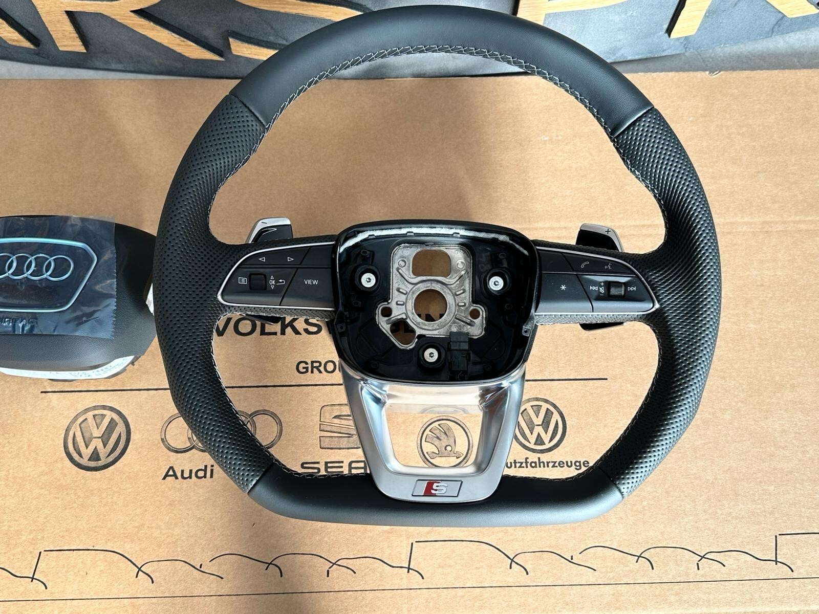 AUDI SQ8 SQ7 SPORT LENKRAD LEDER ABGEFLACHT MIT GROSSEN S SCHALTWIPPEN ORIG.NEU! - Obrázek 7