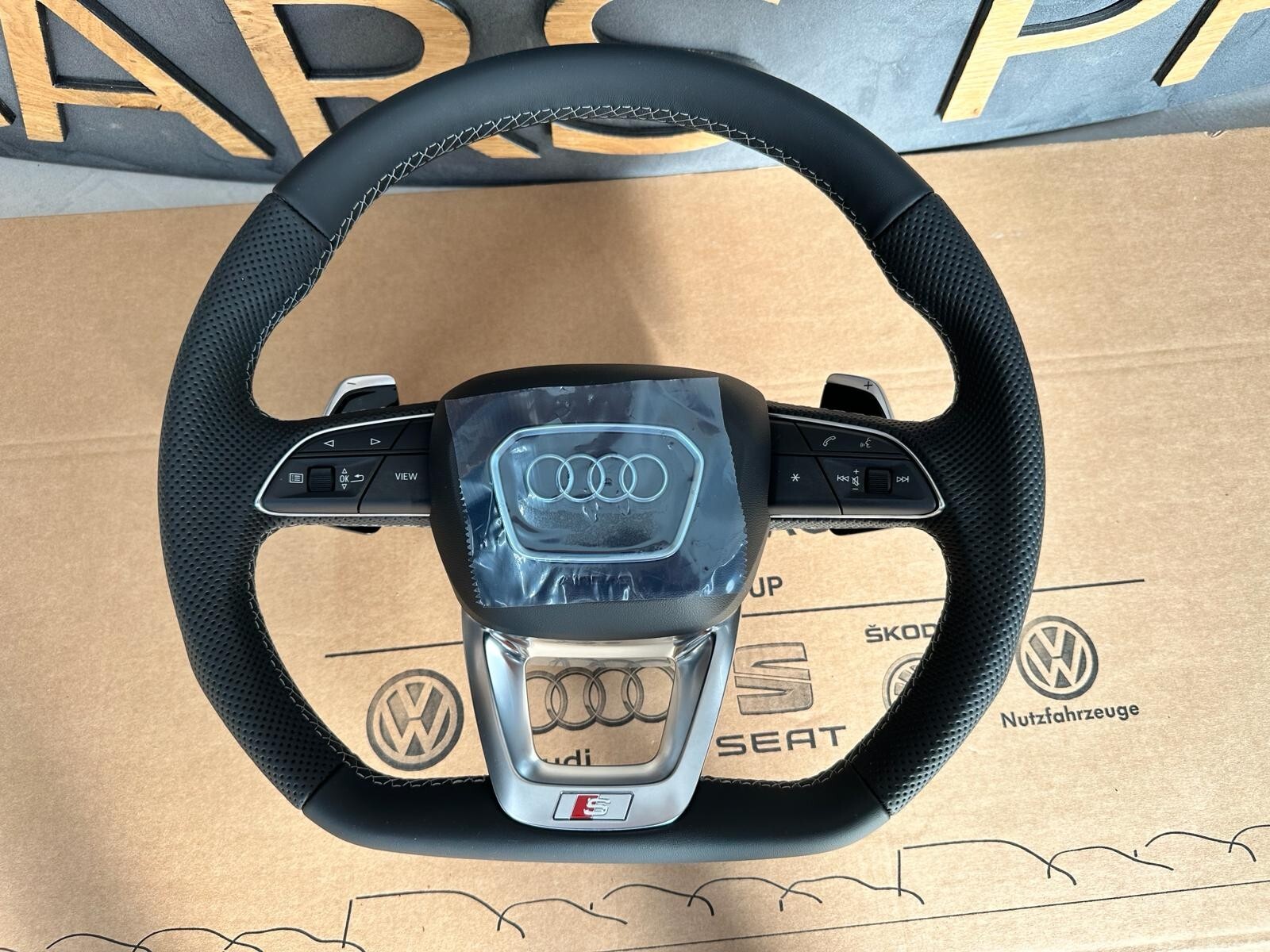 AUDI SQ8 SQ7 SPORT LENKRAD LEDER ABGEFLACHT MIT GROSSEN S SCHALTWIPPEN ORIG.NEU!