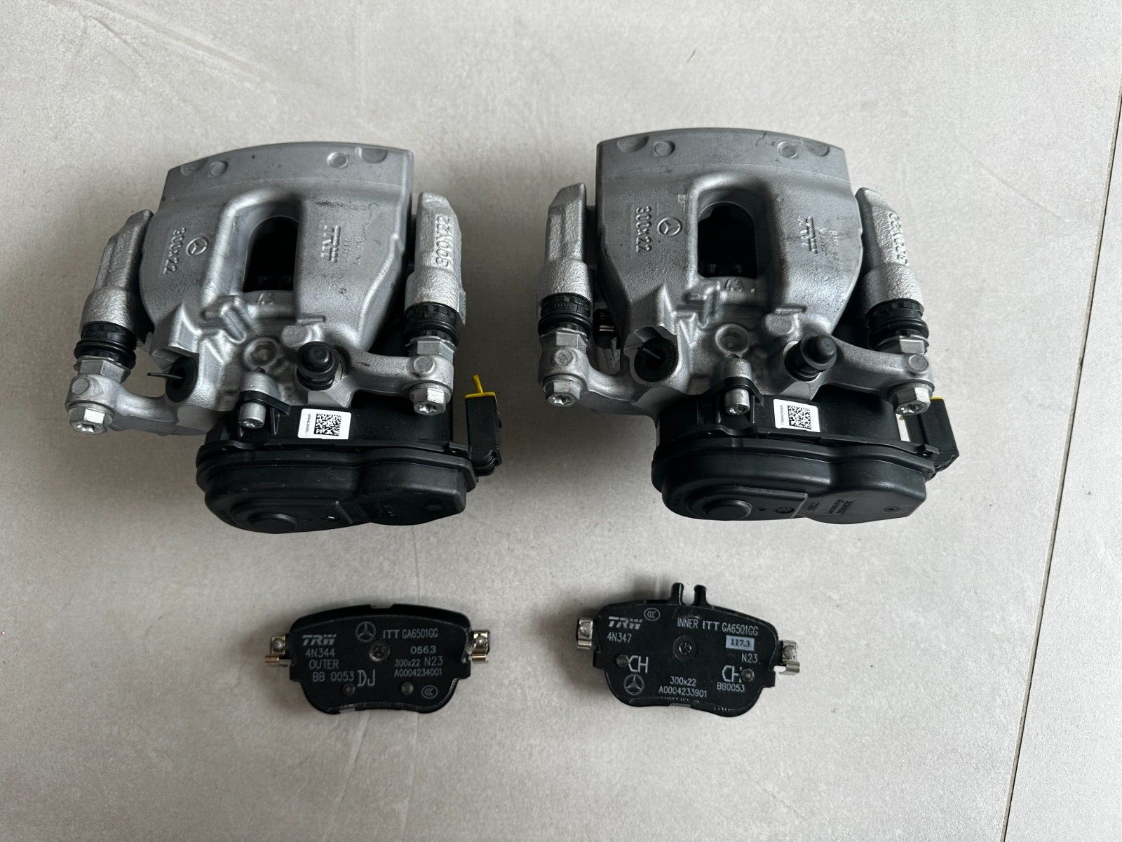 MERCEDES BREMSSATTEL HINTEN 300*22+BREMSBELEGE A0004239500LI-A0004239500 OE NEU