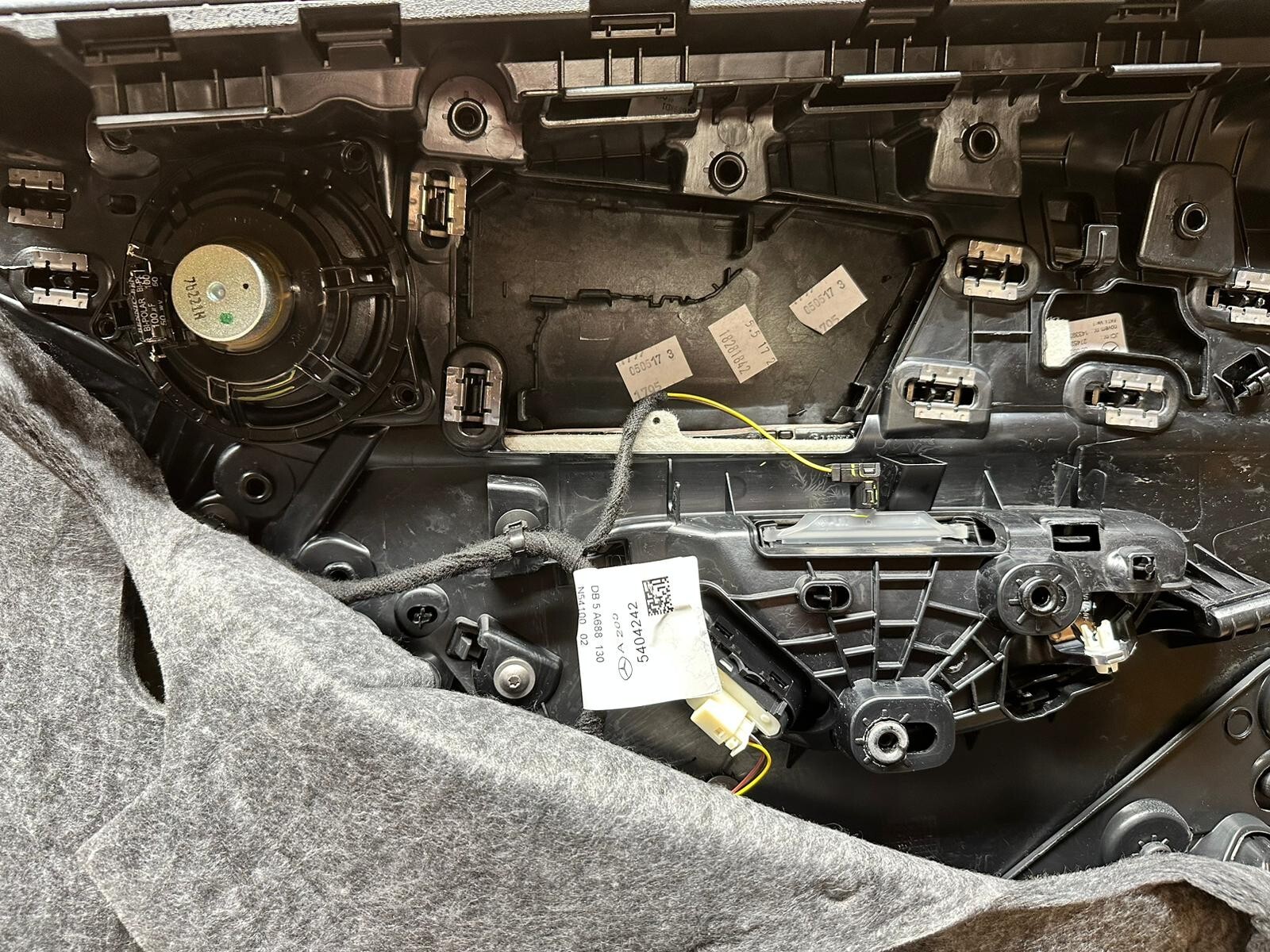 MERCEDES GLC X253 TÜRVERKLEIDUNG VORNE LINKS SCHWARZ A2057200595 - Obrázek 3