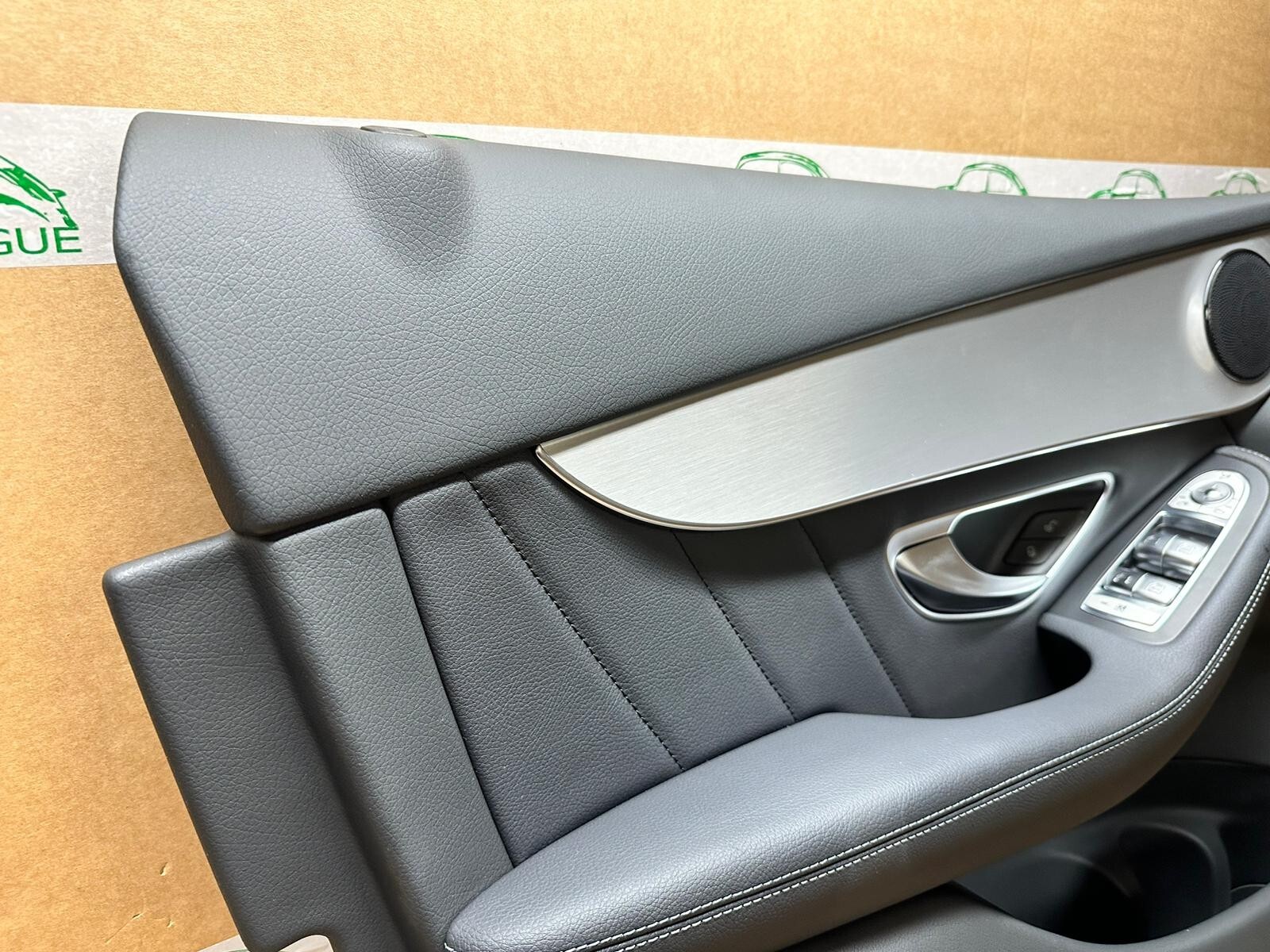 MERCEDES GLC X253 TÜRVERKLEIDUNG VORNE LINKS SCHWARZ A2057200595 - Obrázek 4