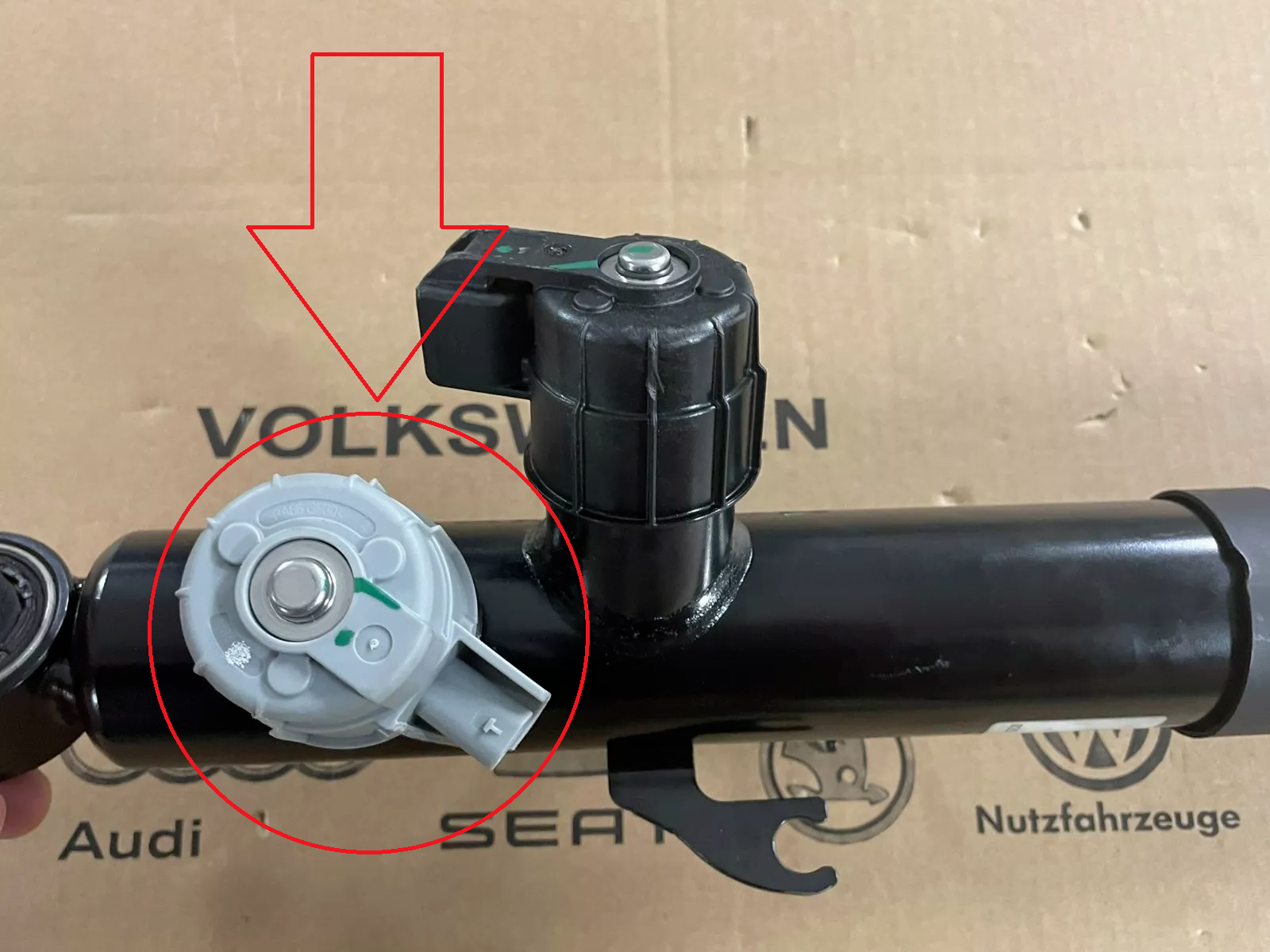 PORSCHE CAYENNE 9YA-2 STOSSDÄMPFER ELEKTRISCH HINTEN RECHTS 9Y0513028F ORIG NEU - Obrázek 11