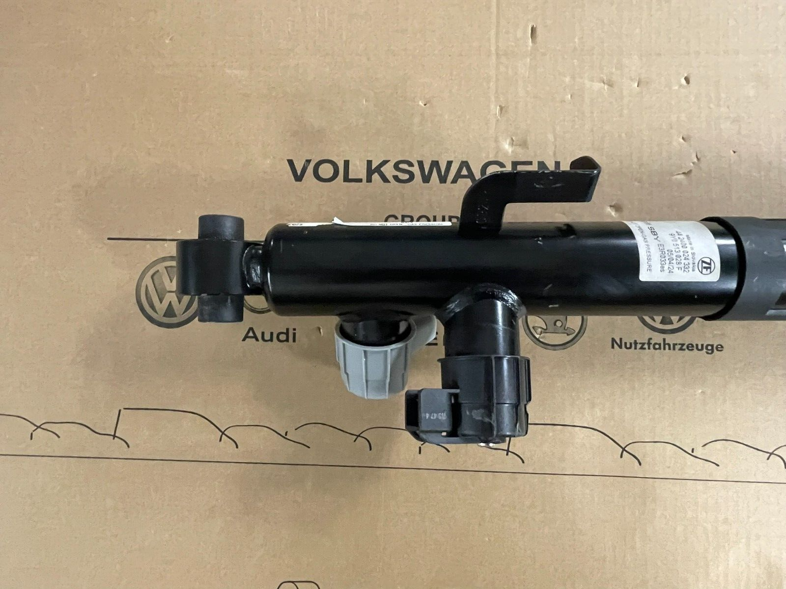 PORSCHE CAYENNE 9YA-2 STOSSDÄMPFER ELEKTRISCH HINTEN RECHTS 9Y0513028F ORIG NEU - Obrázek 16