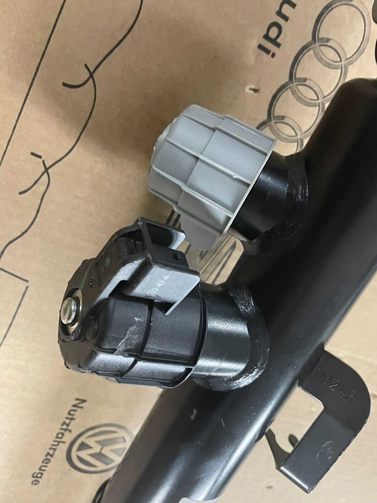 PORSCHE CAYENNE 9YA-2 STOSSDÄMPFER ELEKTRISCH HINTEN RECHTS 9Y0513028F ORIG NEU - Obrázek 18