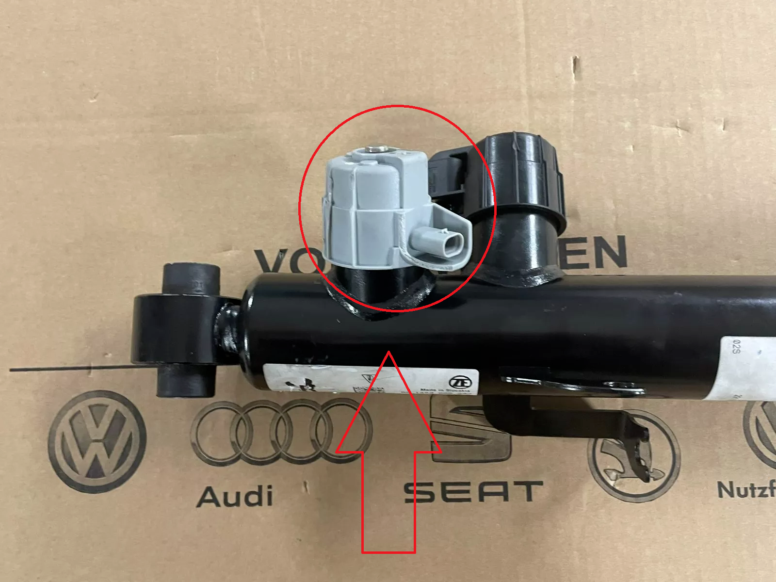 PORSCHE CAYENNE 9YA-2 STOSSDÄMPFER ELEKTRISCH HINTEN RECHTS 9Y0513028F ORIG NEU - Obrázek 9