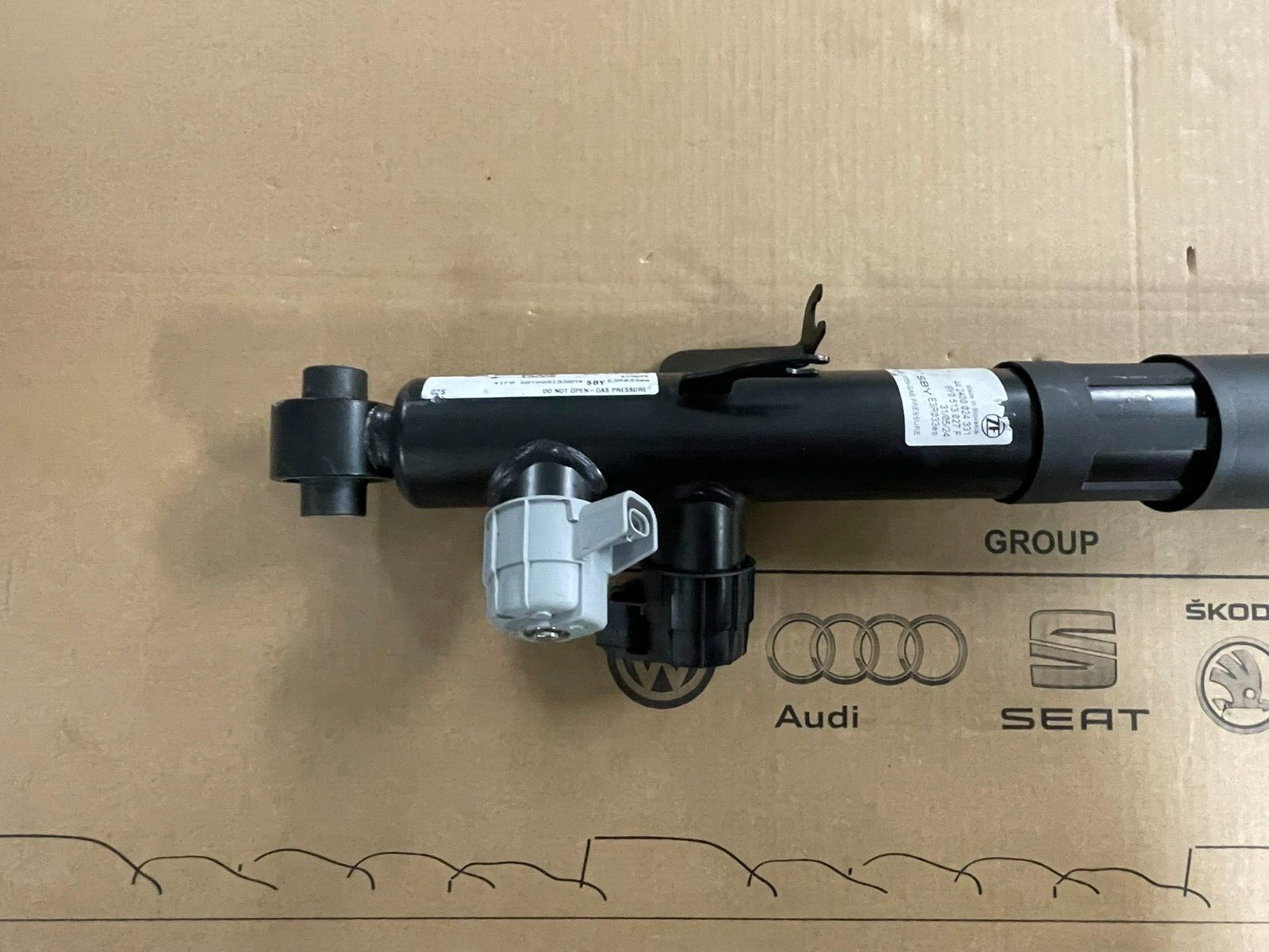 PORSCHE CAYENNE 9YA-2 STOSSDÄMPFER ELEKTRISCH HINTERACHSE LINKS 9Y0513027F NEU - Obrázek 16