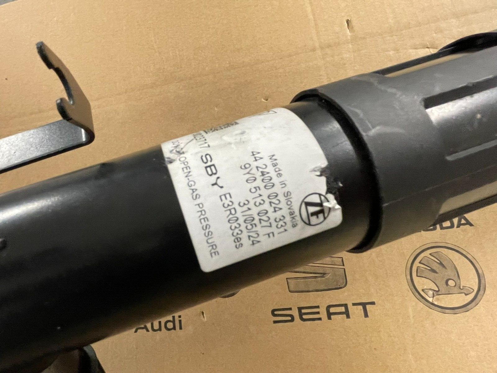 PORSCHE CAYENNE 9YA-2 STOSSDÄMPFER ELEKTRISCH HINTERACHSE LINKS 9Y0513027F NEU - Obrázek 3