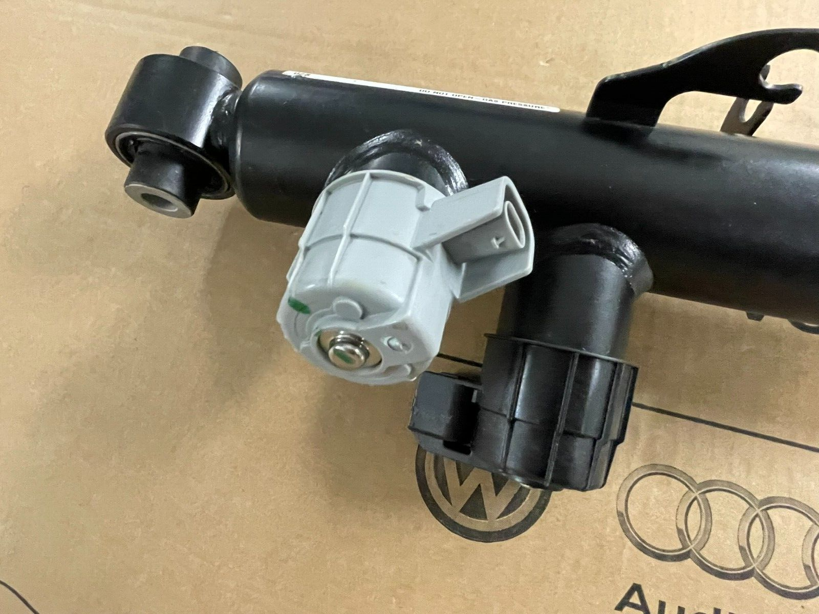 PORSCHE CAYENNE 9YA-2 STOSSDÄMPFER ELEKTRISCH HINTERACHSE LINKS 9Y0513027F NEU - Obrázek 6