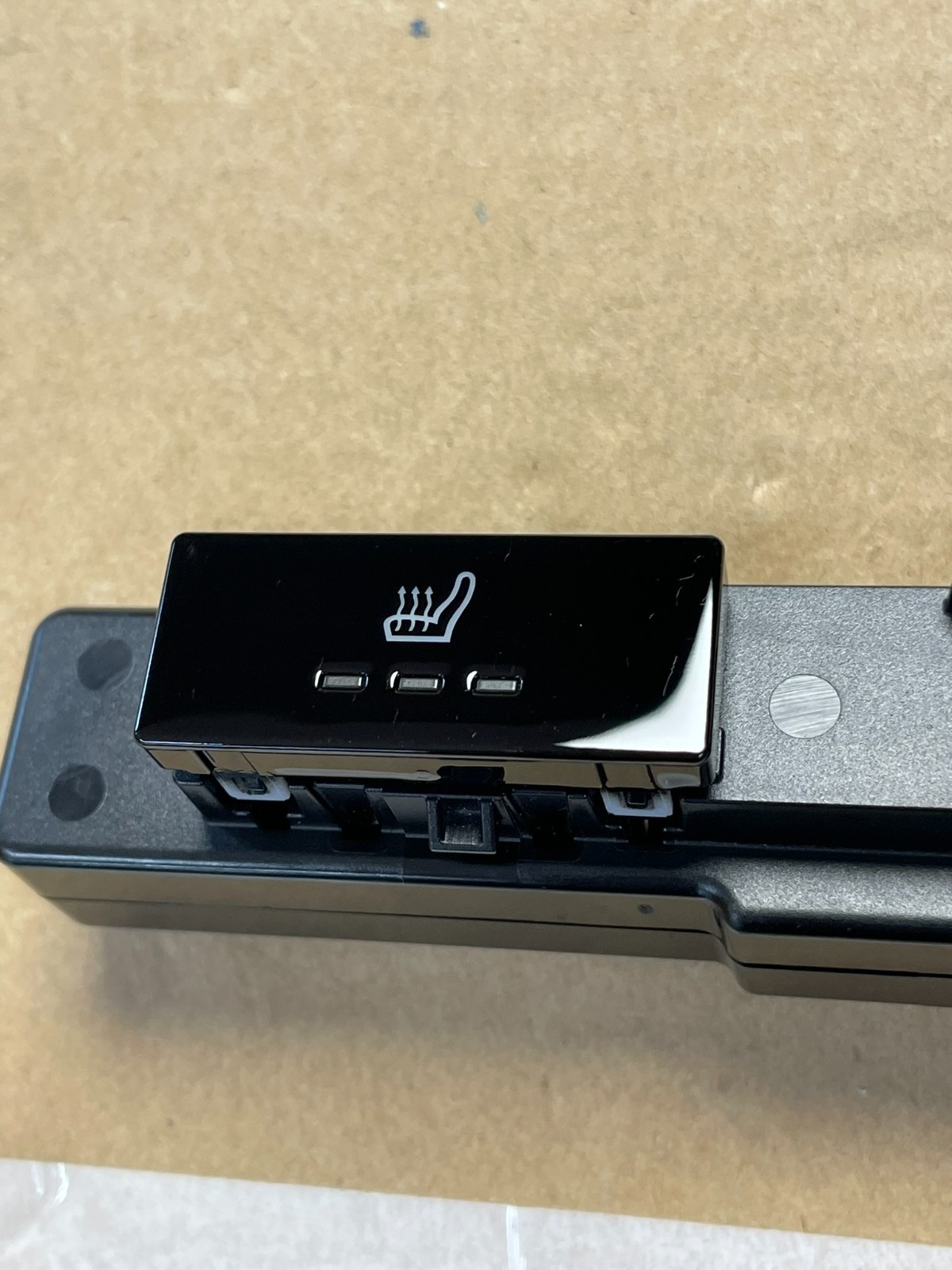 PORSCHE TAYCAN SCHALTER SITZHEIZUNG HINTEN 9J1919709B FAST NEU DEM V TEST WAGEN - Obrázek 7