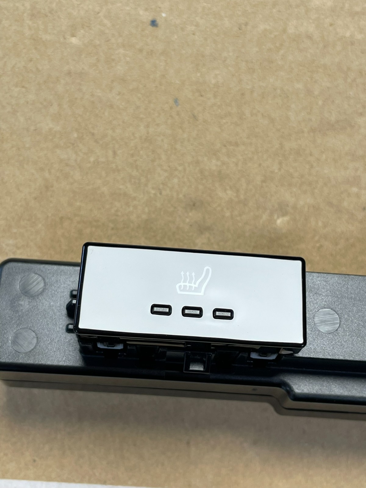 PORSCHE TAYCAN SCHALTER SITZHEIZUNG HINTEN 9J1919709B FAST NEU DEM V TEST WAGEN - Obrázek 8