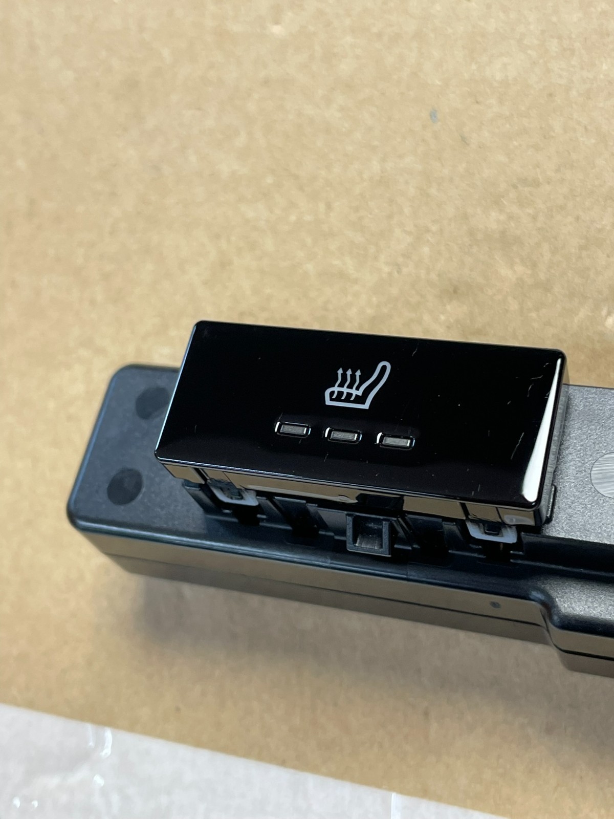 PORSCHE TAYCAN SCHALTER SITZHEIZUNG HINTEN 9J1919709B FAST NEU DEM V TEST WAGEN - Obrázek 9