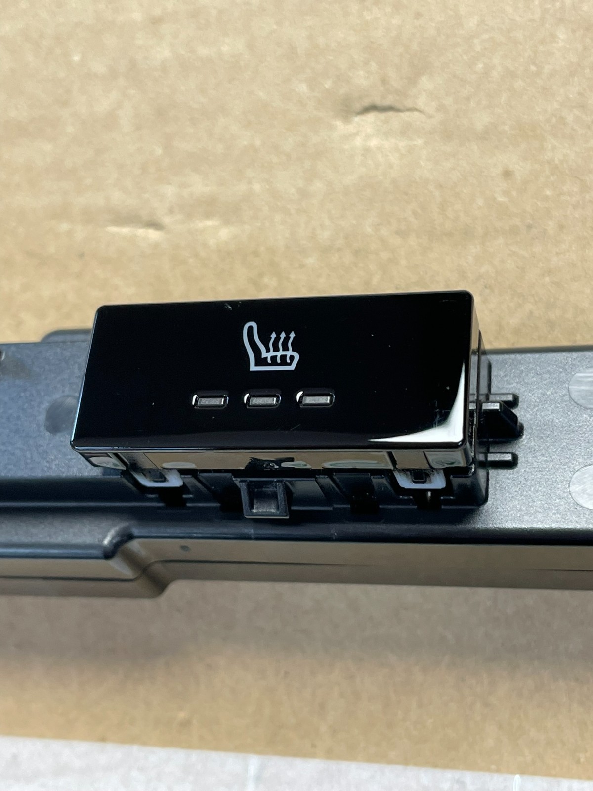 PORSCHE TAYCAN SCHALTER SITZHEIZUNG HINTEN 9J1919709B FAST NEU DEM V TEST WAGEN - Obrázek 10