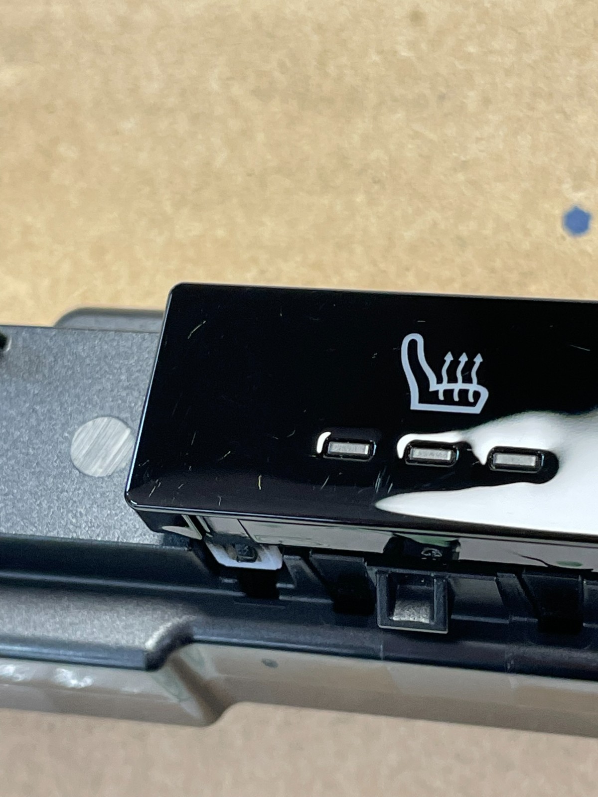 PORSCHE TAYCAN SCHALTER SITZHEIZUNG HINTEN 9J1919709B FAST NEU DEM V TEST WAGEN - Obrázek 11