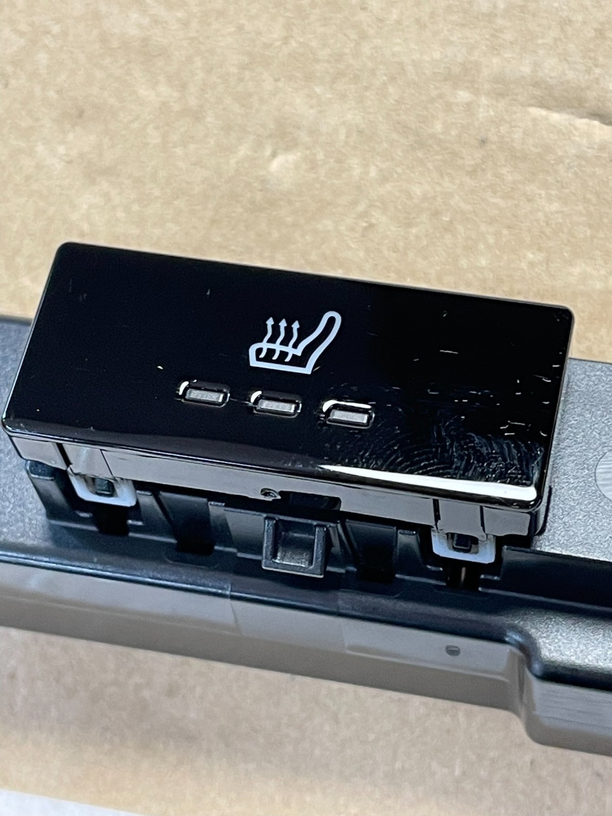 PORSCHE TAYCAN SCHALTER SITZHEIZUNG HINTEN 9J1919709B FAST NEU DEM V TEST WAGEN - Obrázek 12