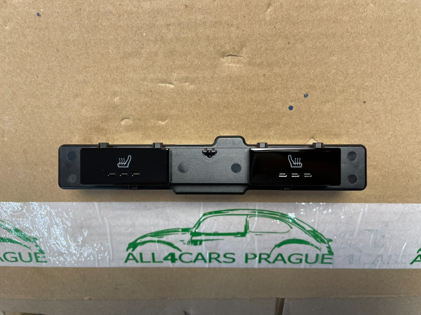 PORSCHE TAYCAN SCHALTER SITZHEIZUNG HINTEN 9J1919709B FAST NEU DEM V TEST WAGEN - Obrázek 7