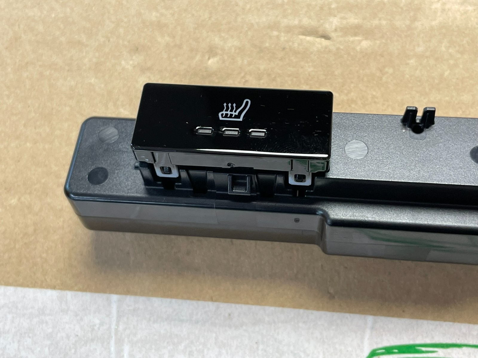 PORSCHE TAYCAN SCHALTER SITZHEIZUNG HINTEN 9J1919709B FAST NEU DEM V TEST WAGEN - Obrázek 8