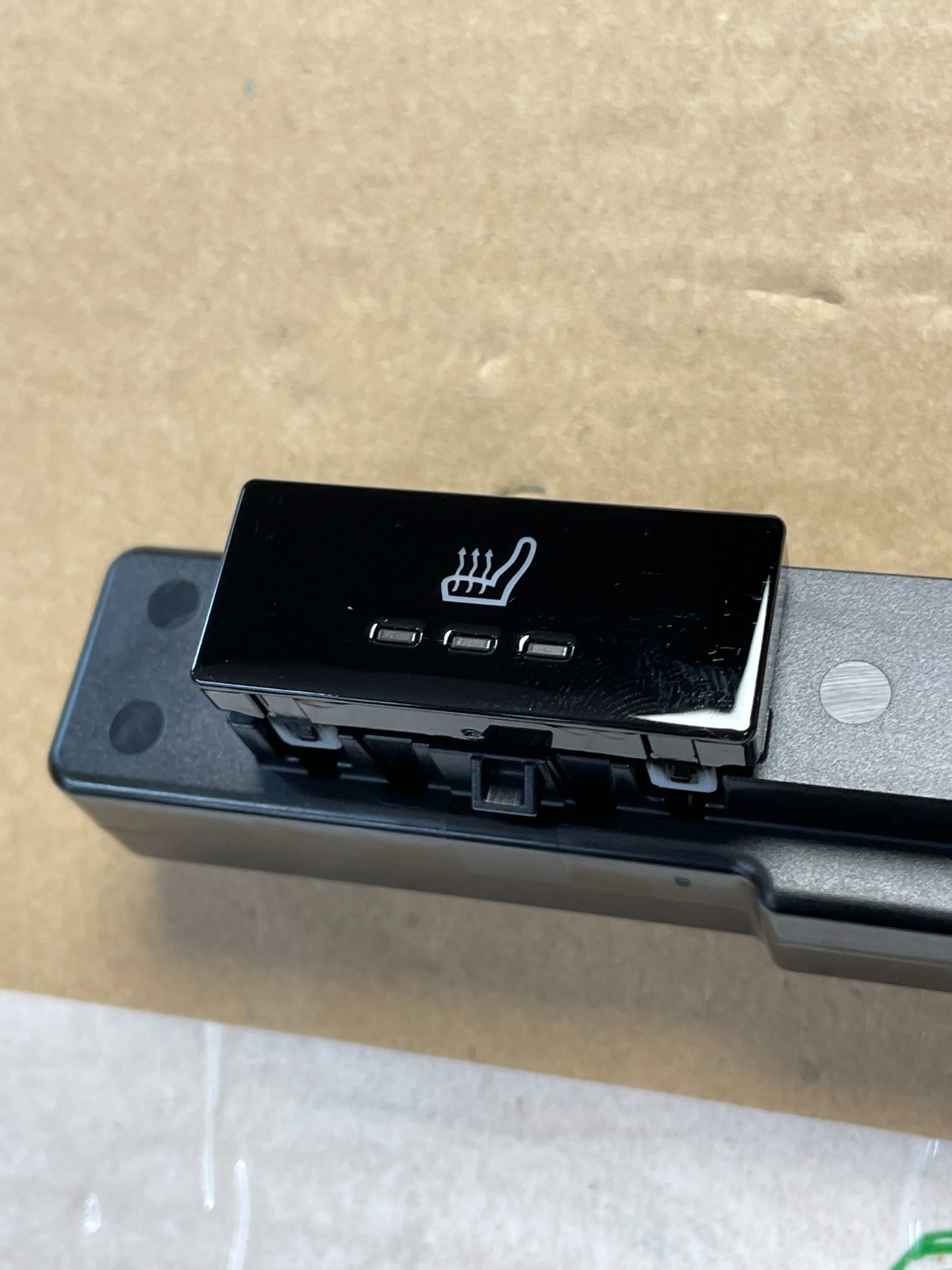 PORSCHE TAYCAN SCHALTER SITZHEIZUNG HINTEN 9J1919709B FAST NEU DEM V TEST WAGEN - Obrázek 9