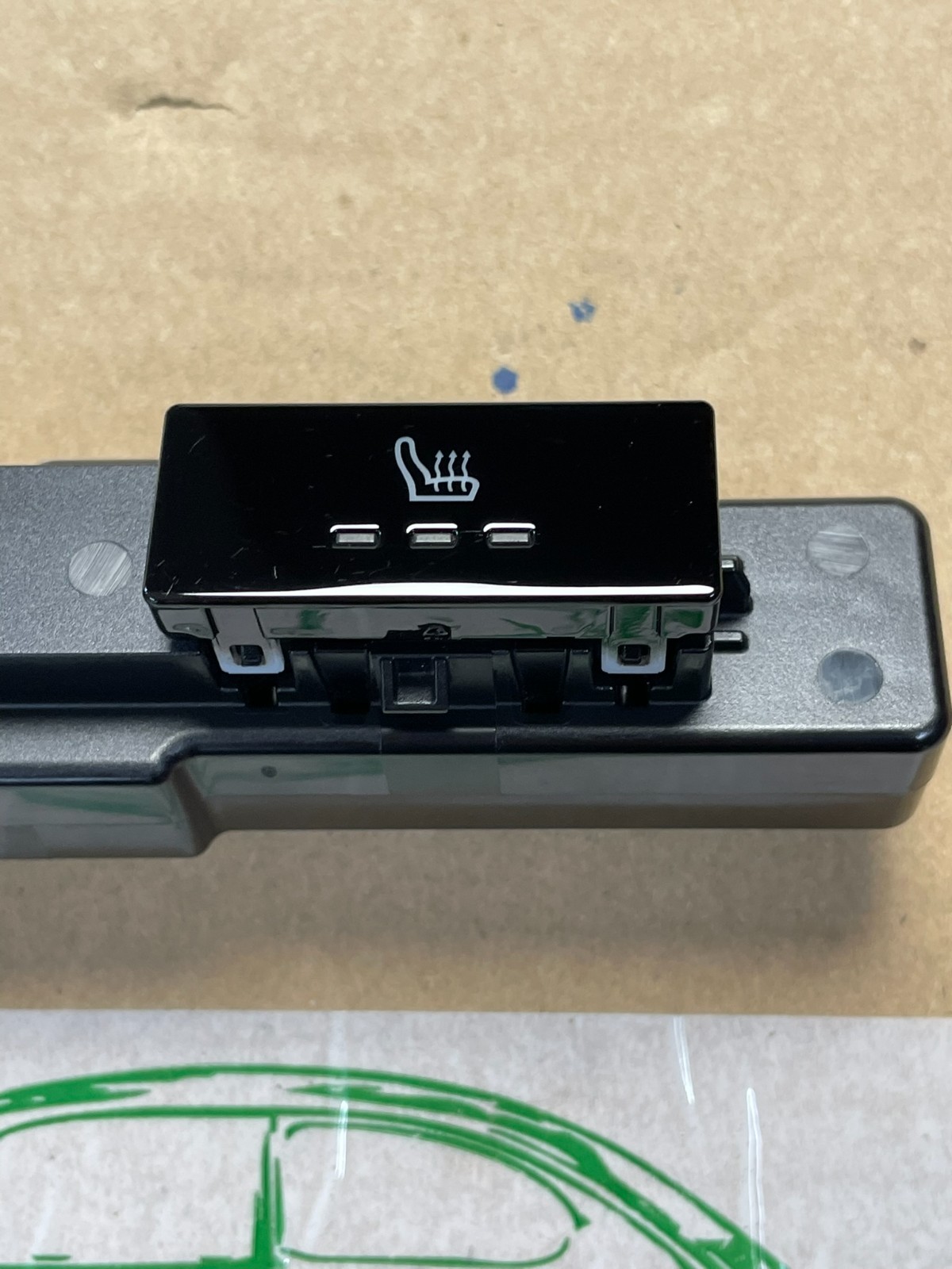 PORSCHE TAYCAN SCHALTER SITZHEIZUNG HINTEN 9J1919709B FAST NEU DEM V TEST WAGEN - Obrázek 10